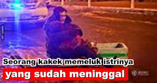 Mengharukan, seorang kakek memeluk istrinya yang sudah meninggal selama dua jam di pinggir jalan