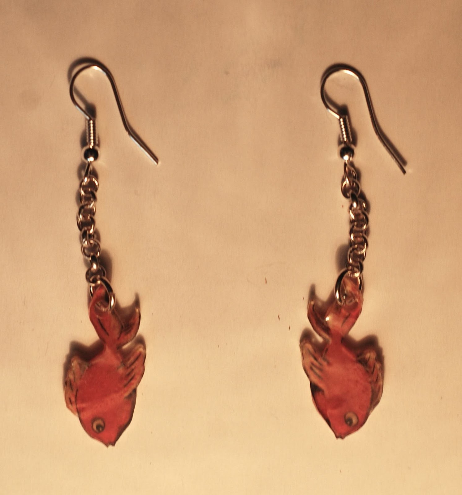boucles d'oreilles les poisson rouges en plastique dingue