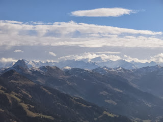 Im Hintergrund die Tauern mit dem Großvenediger; links vorne der Große Rettenstein