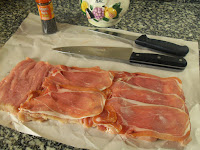 Capa de jamón serrano sobre el lomo.