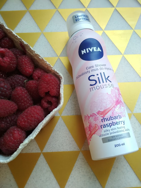 NIVEA Jedwabisty mus do mycia ciała o zapachu rabarbaru i maliny, kosmetyki, przyjaciółki Nivea, nowości Nivea, szczere recenzje, najlepsze recenzje kosmetyczne, recenzje kosmetyków, opinie, influencer,