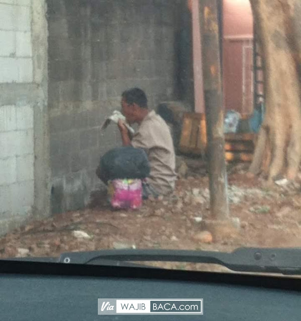 Bikin Hati Terenyuh, Pria Makan ditepi Jalan Ini Sampai Jilati Bungkus Nasi Bikin Hati Terenyuh, Pria Makan ditepi Jalan Ini Sampai Jilati Bungkus Nasi