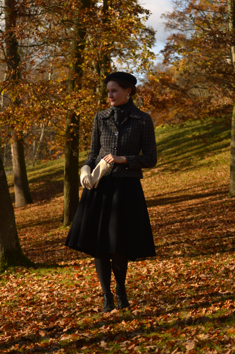 late autumn day, black outfit,  chanel buclé jacket, buclé fabric, georgiana quaint