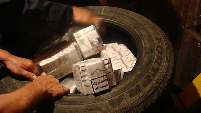 FOTO Ţigări ascunse în pneurile şi roata de rezervă ale unui autoturism, descoperite la PTF Siret