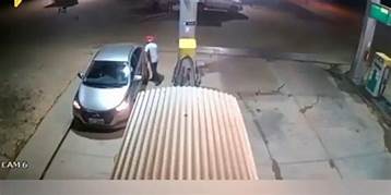 PLACA LEVANTADA – Motorista abastece R$200 em posto e foge sem pagar 2 PLACA LEVANTADA – Motorista abastece R$200 em posto e foge sem pagar