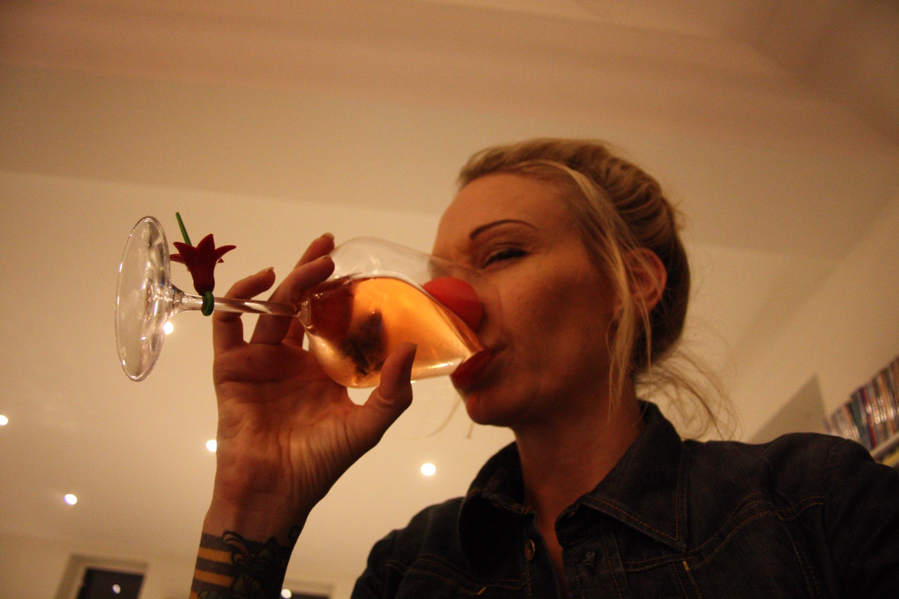 Hur Många Promille är Ett Glas Vin Eyescreamtattoo: Vinprovningsswapmeethoppochlek på Kårner