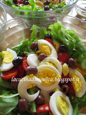 nizzarda traduzione italiana dal francese niçoise.....è il nome di un'insalata di cui esistono molte varianti!!!