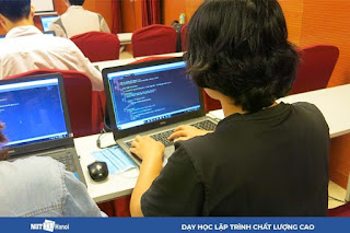 Bạn sinh viên nữ đang thực hành viết code HTML cho trang web