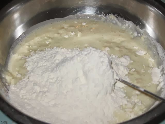 Тесто из домашней сметаны. Что можно приготовить с добавлением сметаны. Как приготовить тесто с сметаной.
