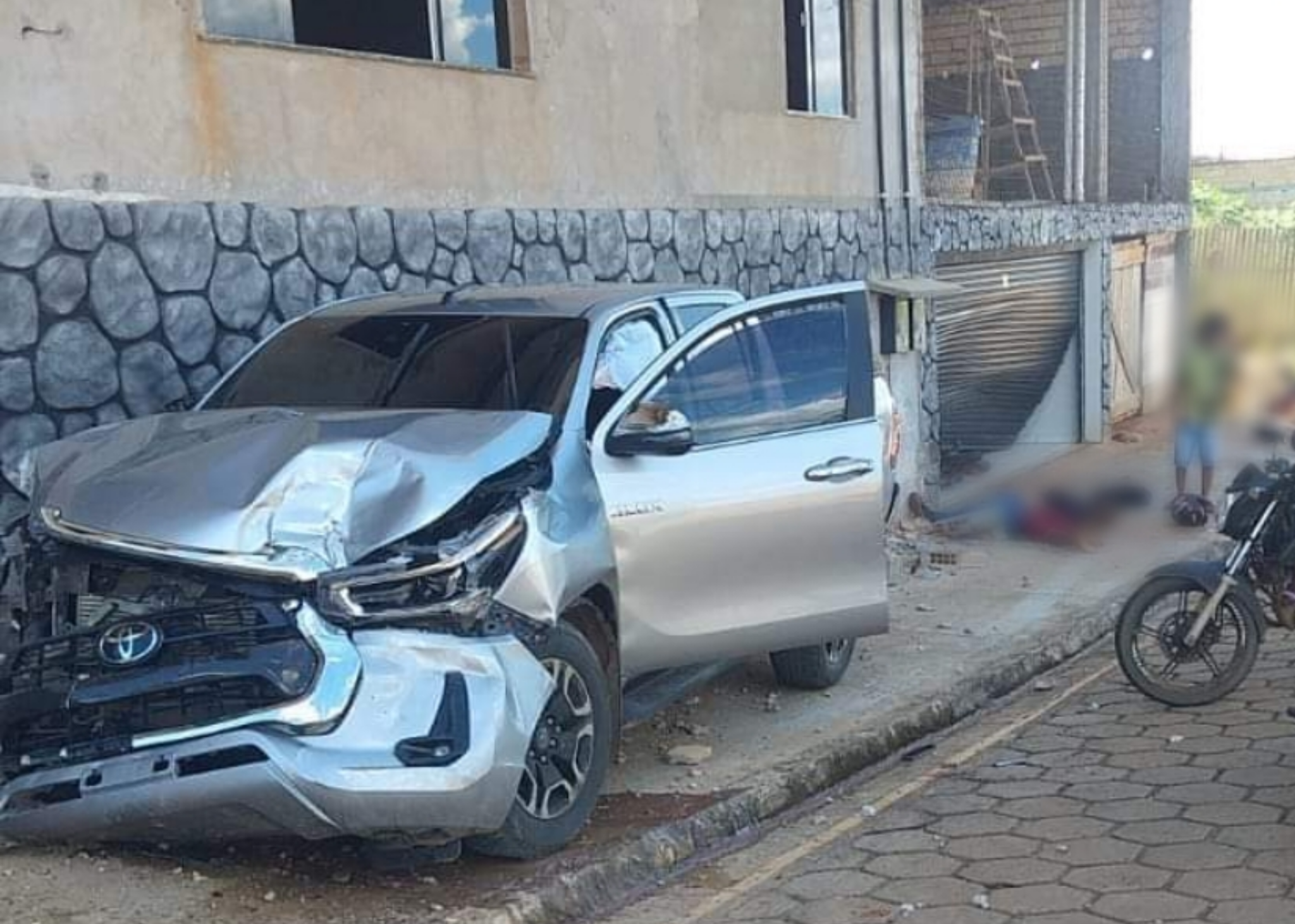 Fazendeiro baleado por assaltantes joga o carro em cima deles e mata os dois - Portal Pebão
