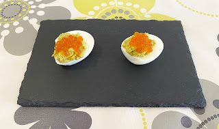 Huevos rellenos de guacamole con caviar de salmón