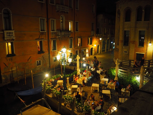 Pohled na jednu z restaurací u kanálu, Benátky v noci - Venezia at night Pohled na jednu z restaurací u kanálu, Benátky v noci - Venezia at night