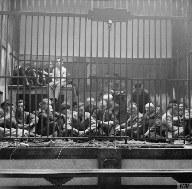 Пленные немецкие солдаты и коллаборационисты в клетках антверпенского зоопарка. Бельгия, 1944 год.