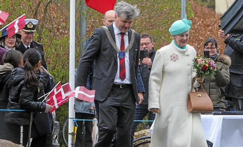 Queen Margrethe wore an ivory wool cashmere long coat. Queen owns a large snowflake diamond brooch