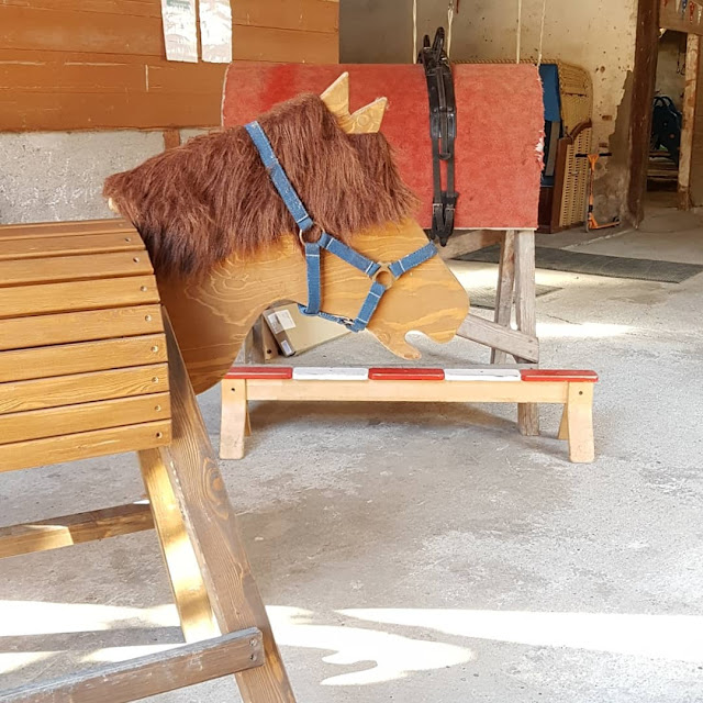 Vom Glück dieser Erde: Urlaub auf dem Küselhof und Reiterhof Witt auf Fehmarn. Spielpferde stehen auch in der alten Scheune.