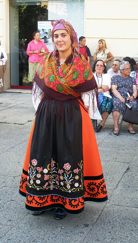 الزي التقليدي البرتغالي باللون الاحمر ابداع اوربي عريق Vestido Tradicional Portugues