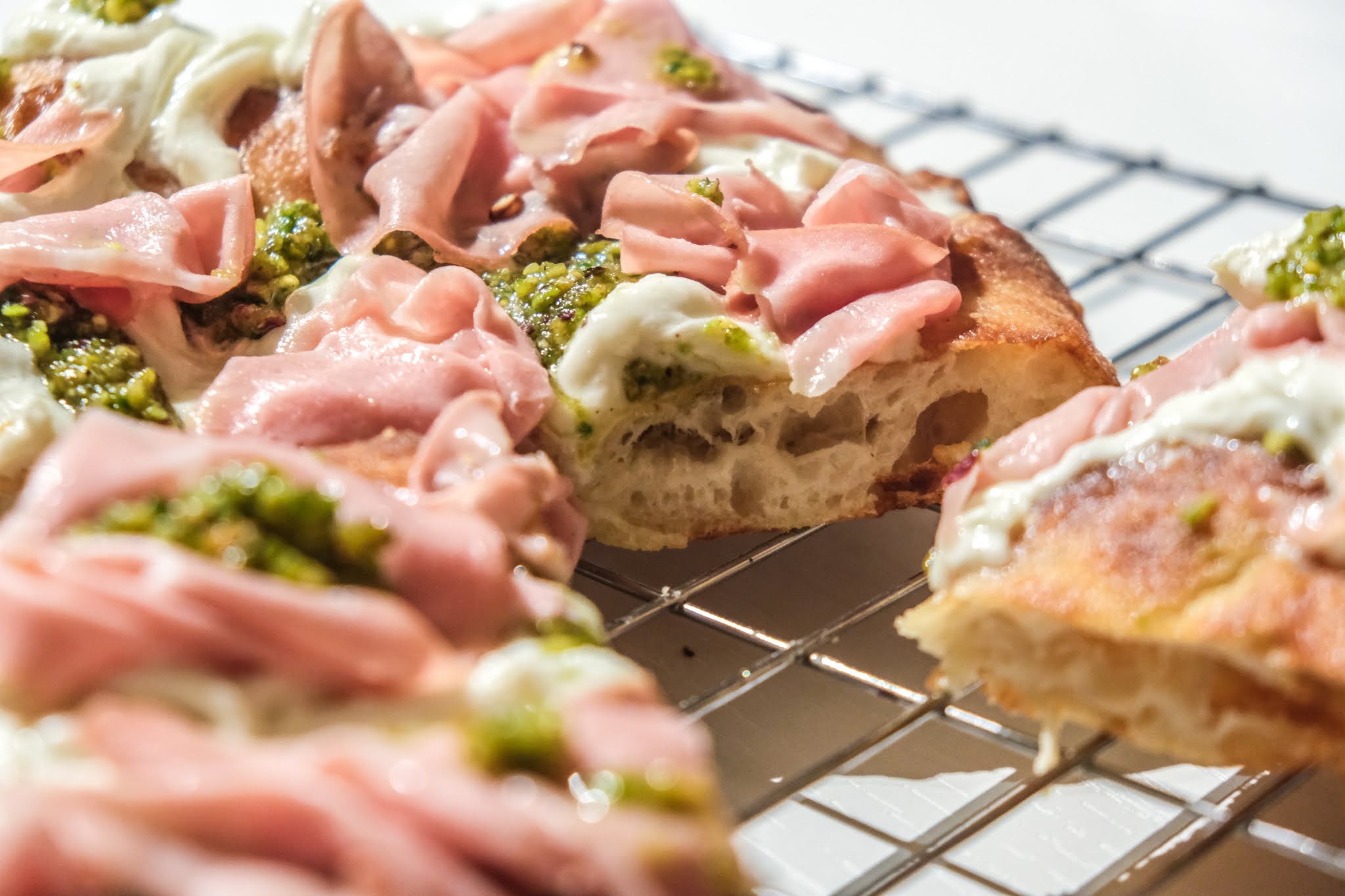 Pizza al taglio con pesto di pistacchio, mortadella e stracciata di