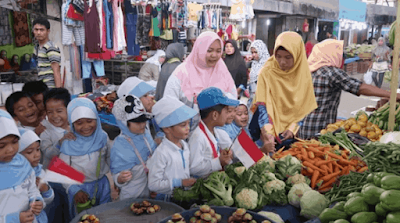 Orang tua mengajak siswa ke pasar untuk berbelanja bahan makanan sehari-hari www.simplenews.me