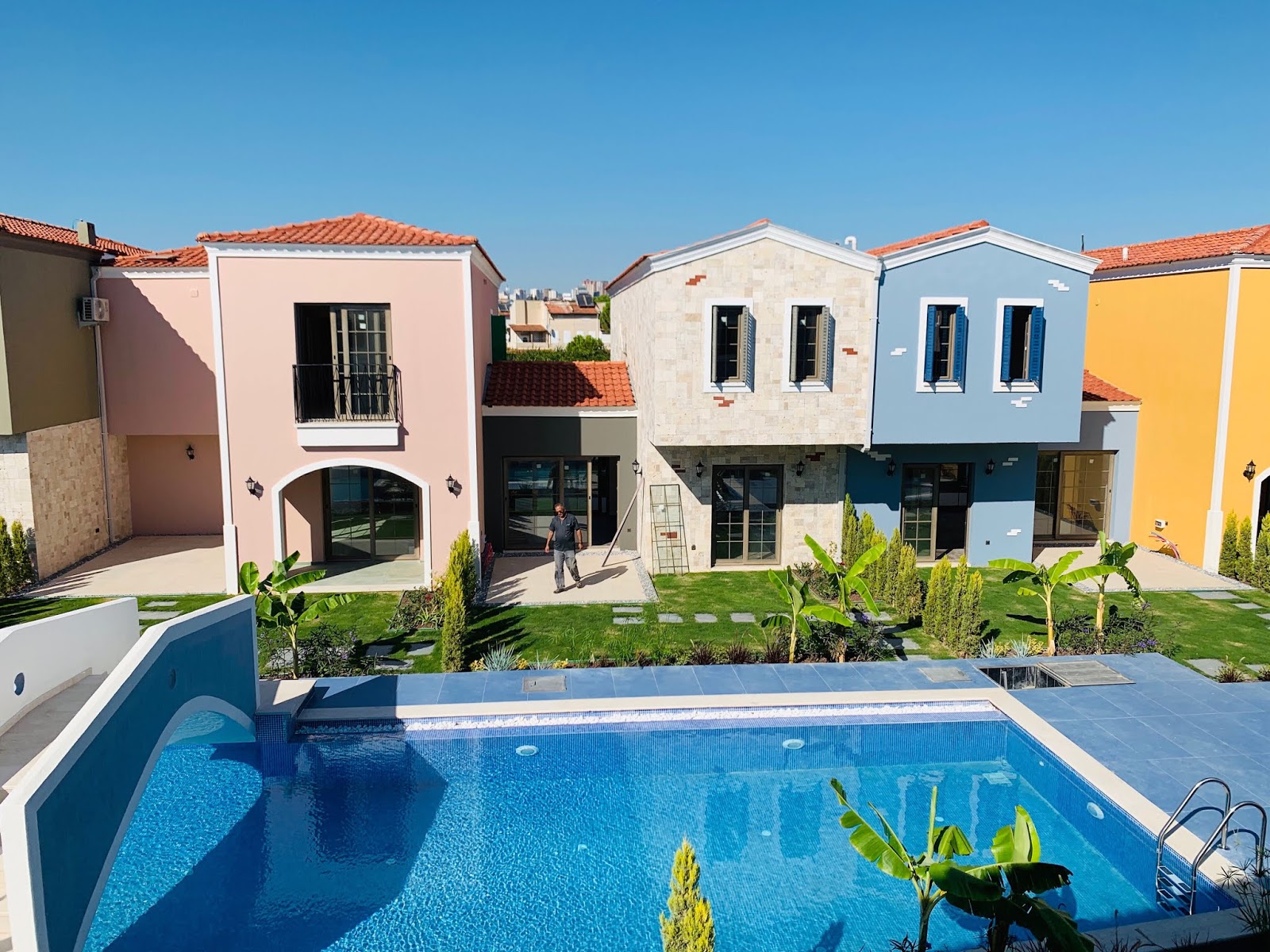 Acil satılık Havuzlu Güvenlikli Denize yakın havuzlu yazlık villa