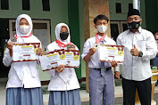 3 Siswa MAN I Selong Boyong Medali Karate Tingkat Internasional