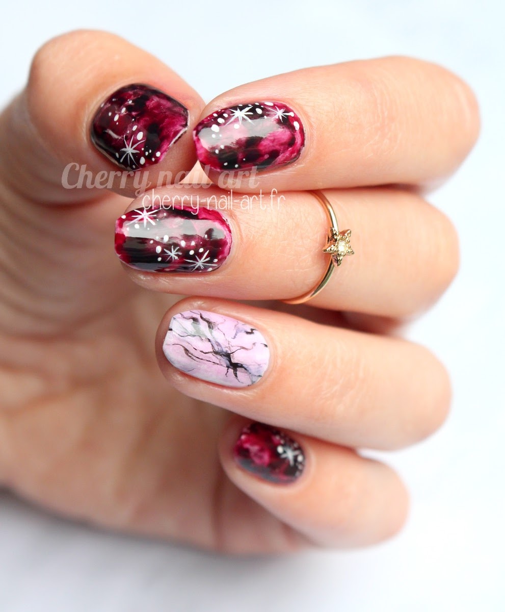 nail-art-abstrait-marbre-rose-étoiles-aquarelle