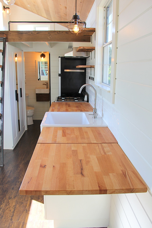 Modern Rustic Tiny Home in Bellingham [ TINY HOUSE TOWN ]