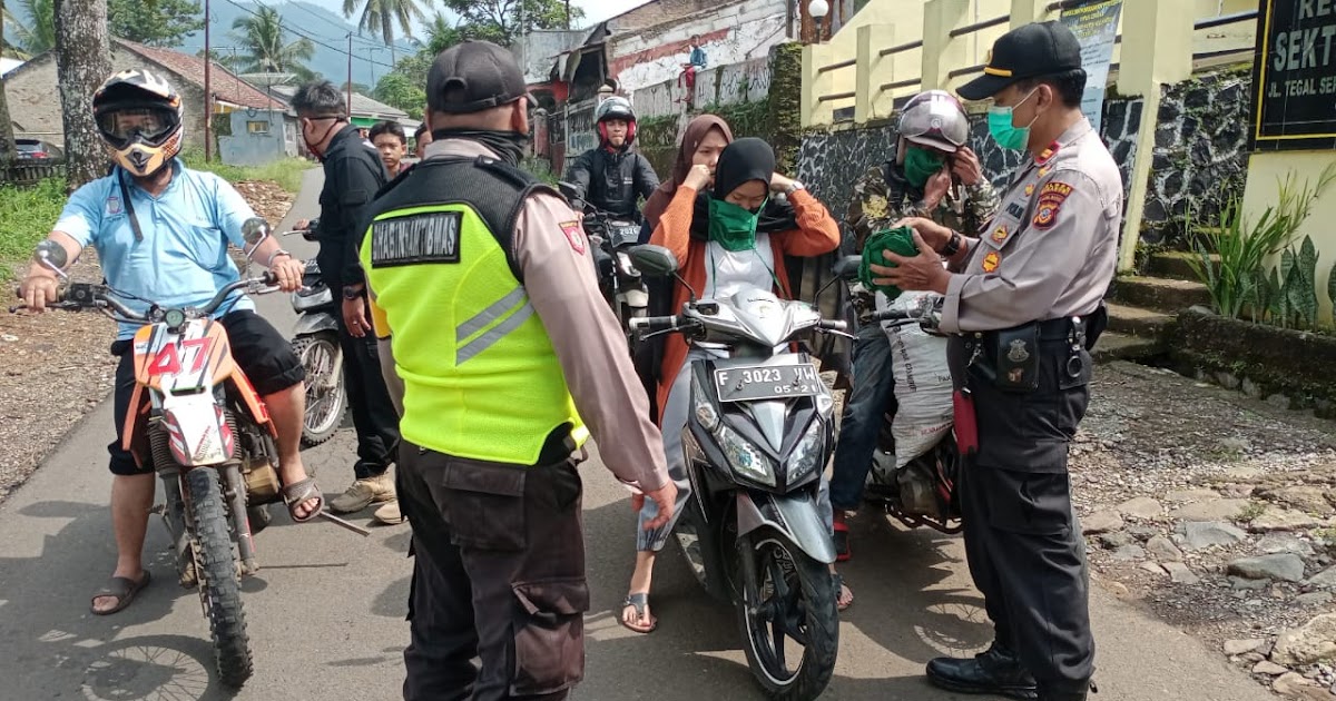 Polsek Gegerbitung Polres Sukabumi Giat Membagikan Masker Kepada