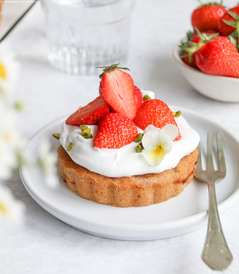 Erdbeer-Mandel-Küchlein mit Erdbeeren