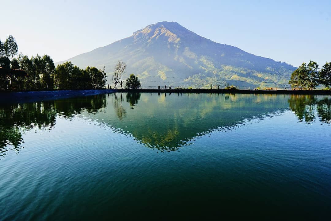 Menikmati Keindahan Gunung Sindoro Sumbing Dari Wisata Embung Kledung Temanggung
