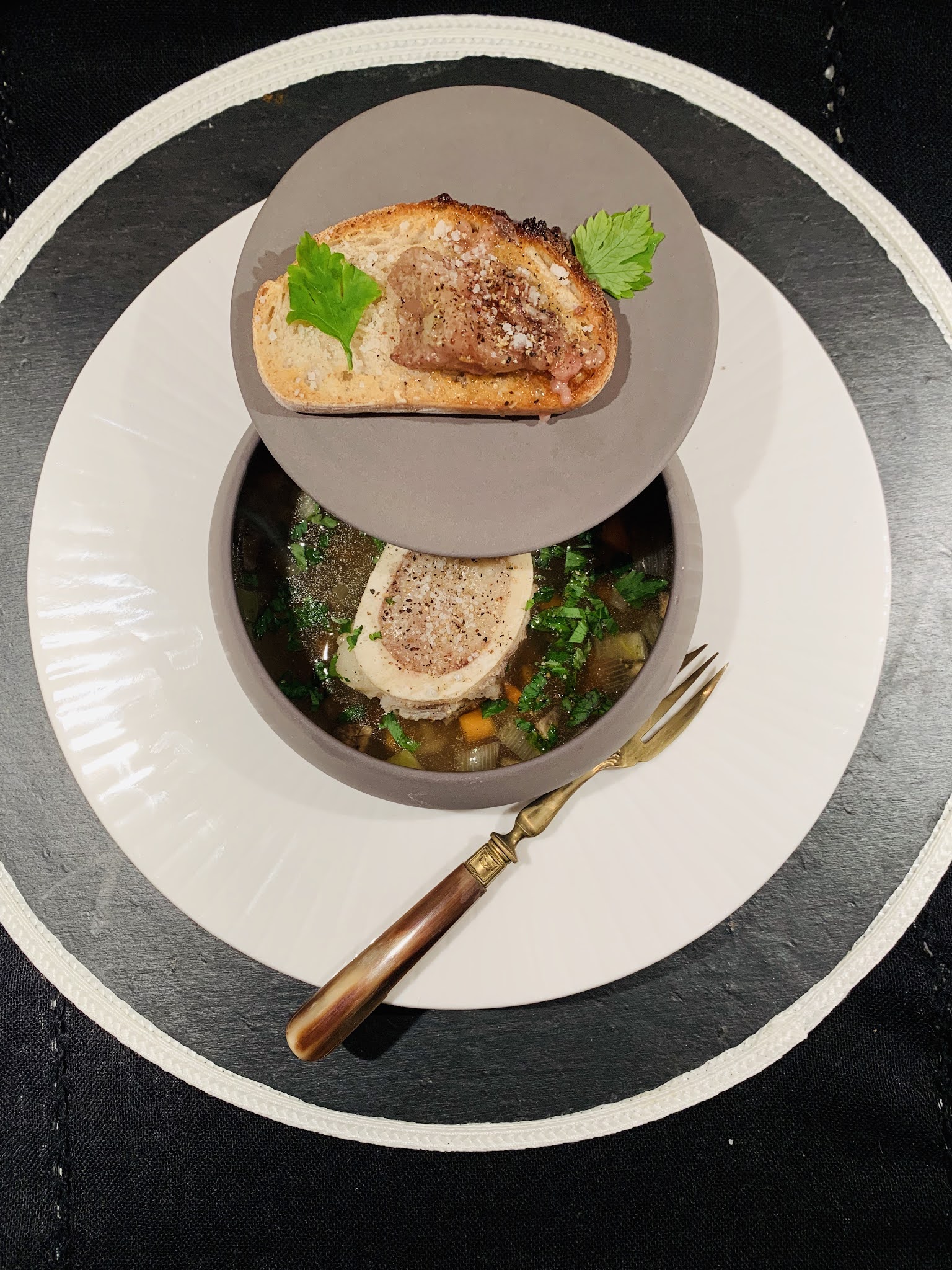 BOUILLON DE PETITS LÉGUMES À L’OS À MOELLE