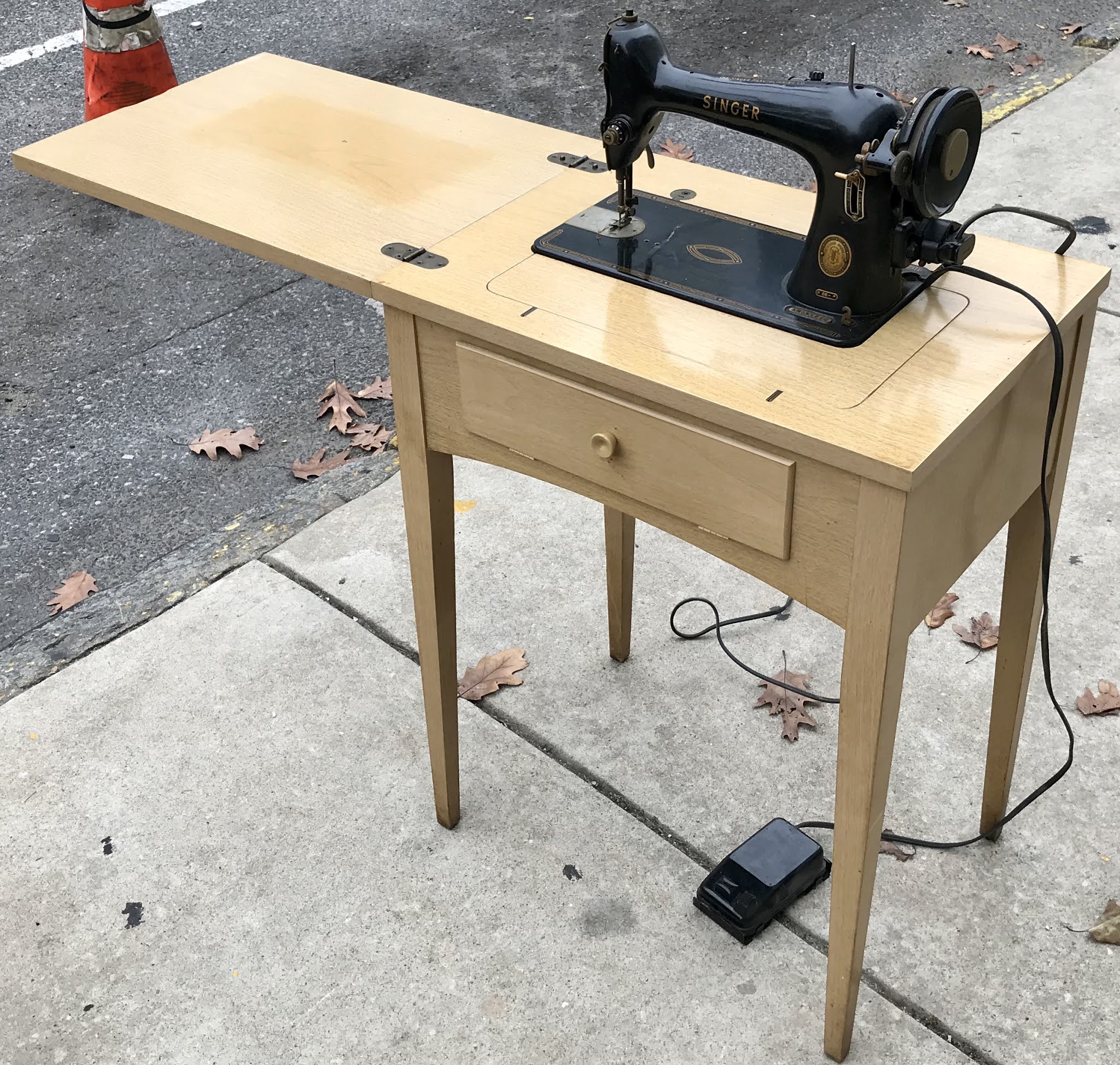 Uhuru Furniture & Collectibles 477315 Singer Sewing Machine Table