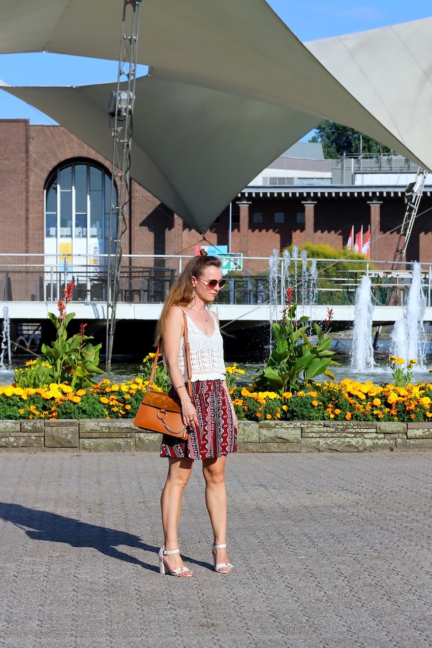 Sommeroutfit Mit Kurzem Stricktop Bunten Minirock Am Rheinufer