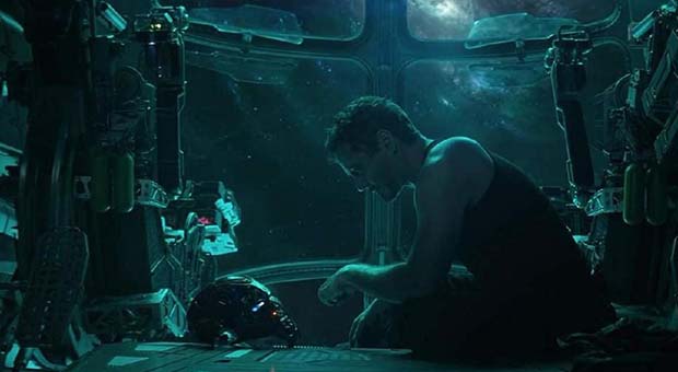 Tony Stark Tak Sendiri Terkatung-katung di Luar Angkasa