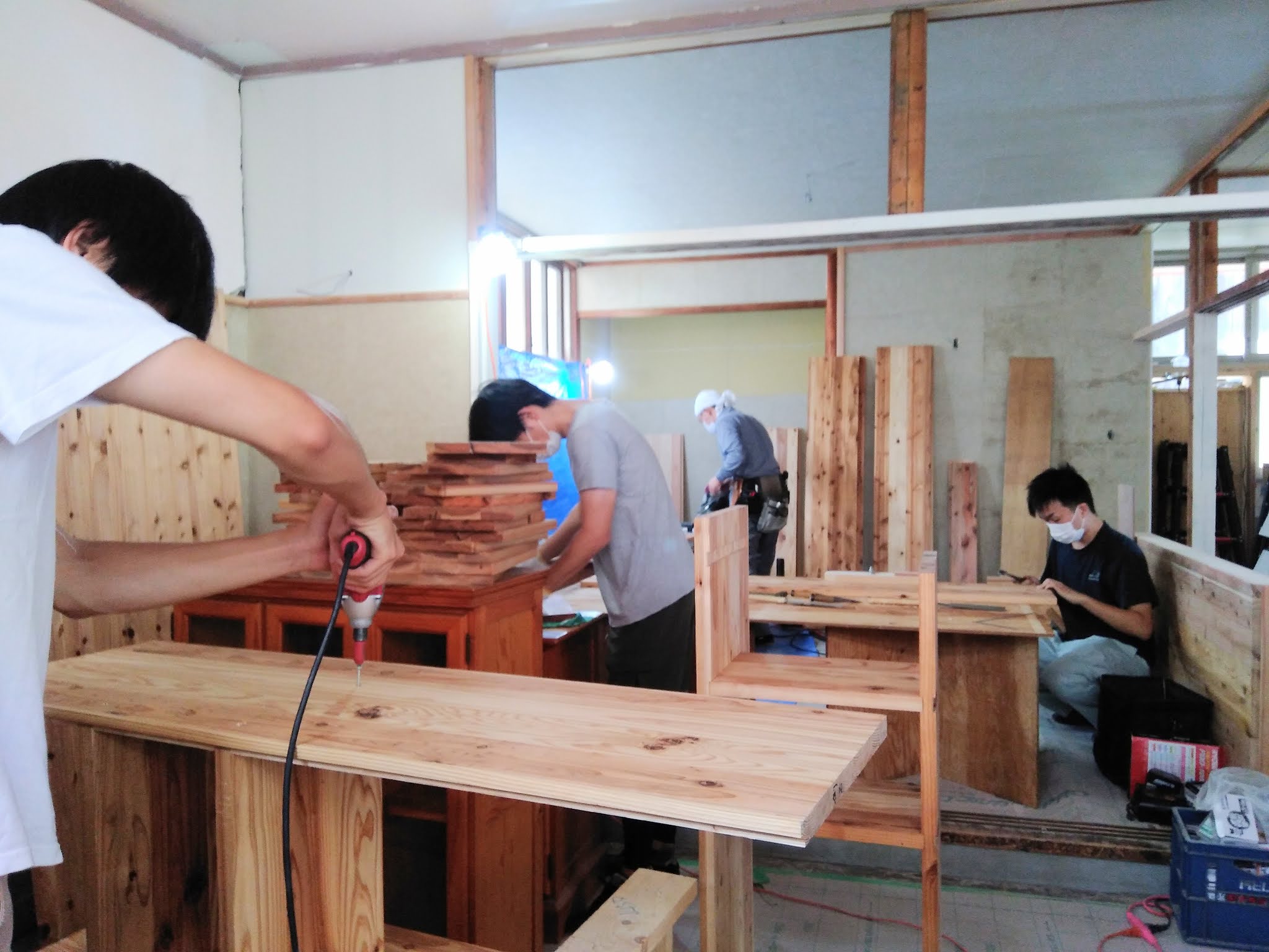 なないろの木こどもえん 〜日々の風景〜 20/09/27 子どもの荷物棚を作る
