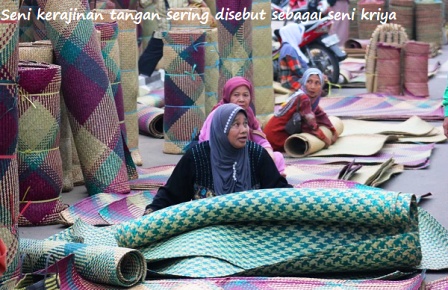 Kerajinan tangan sering disebut sebagai seni kriya Kerajinan tangan sering disebut sebagai