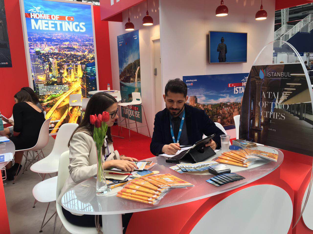 Event planning. Hgtv звезды. Игра вслепую hgtv. Деловая встреча. Как я встретил вашу маму обои на рабочий стол.