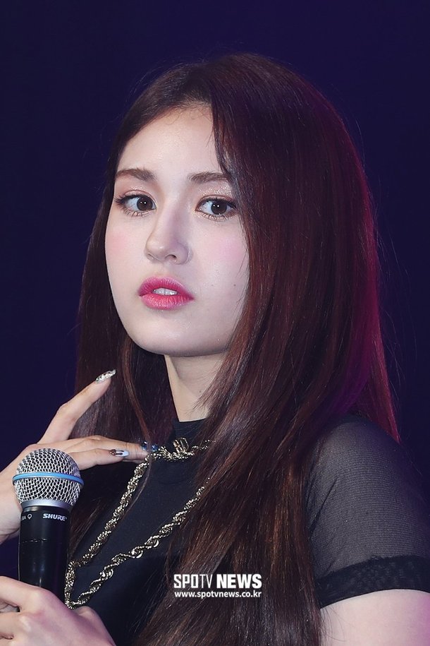 Jun Somi çıkış showcase'inde yeterince hazır olmadığı için eleştiri aldı