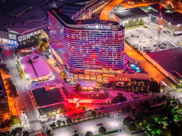 Shining in the heart of downtown Dallas, Omni Dallas Hotel connects via sky bridge to the Dallas Convention Center and is close to popular restaurants and shops.
