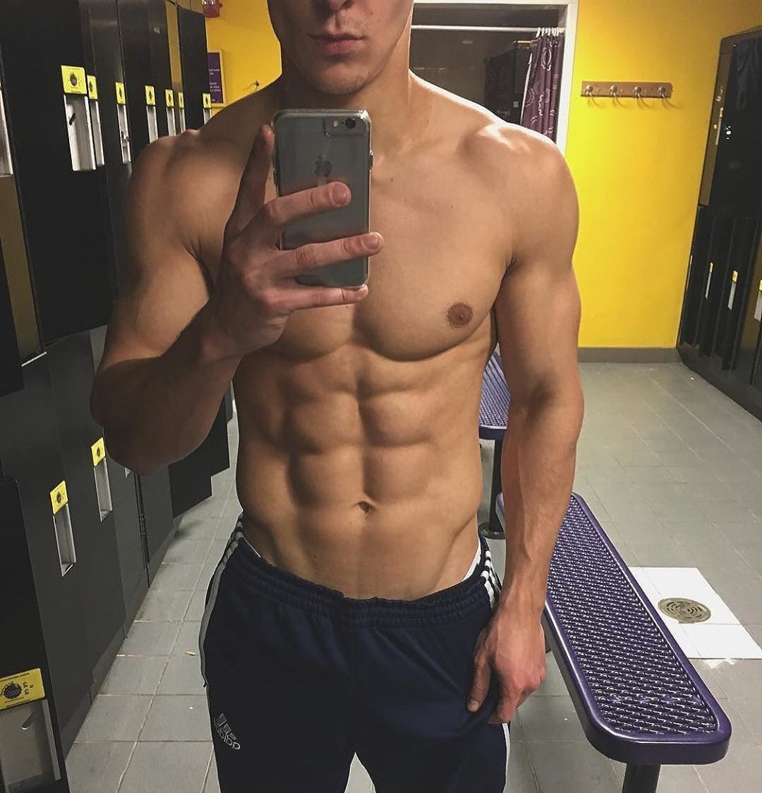 sexy-muscle-hunk-torso-shirtless-ripped-sixpack-abs-selfie