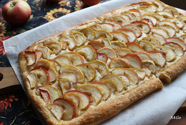 Яблучний пиріг з листкового тіста