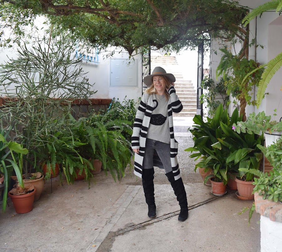 look_tonos_grises_y_sombrero