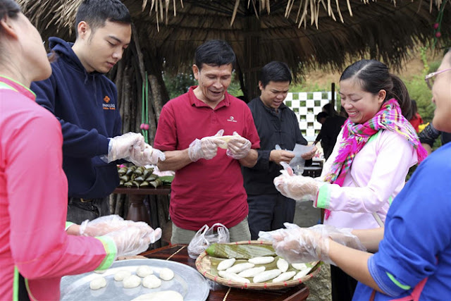 Visitors are able to make round sticky rice cakes themselves.
