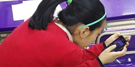 Jarang Disadari! Gara-gara Kecanduan Smartphone, Lihat yang Terjadi Pada Leher Gadis Ini Jarang Disadari! Gara-gara Kecanduan Smartphone, Lihat yang Terjadi Pada Leher Gadis Ini