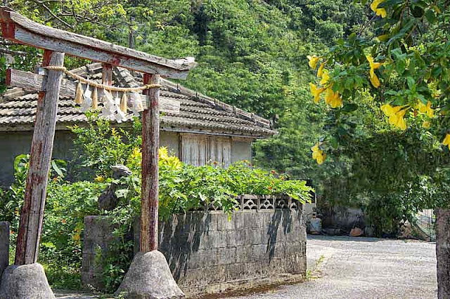 wooden gate, torii, Kanemaru, Ginama