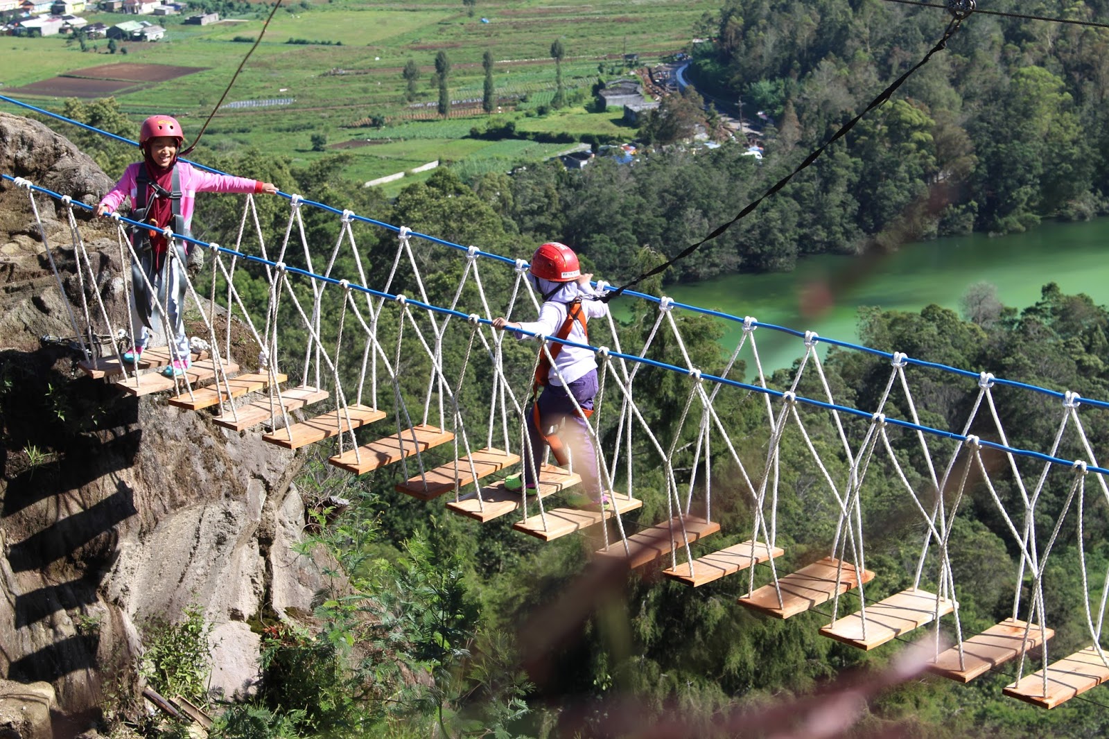 Hasil gambar untuk jembatan merah putih dieng