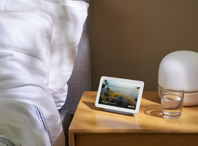 Ein Google Nest Hub neben einem Bett