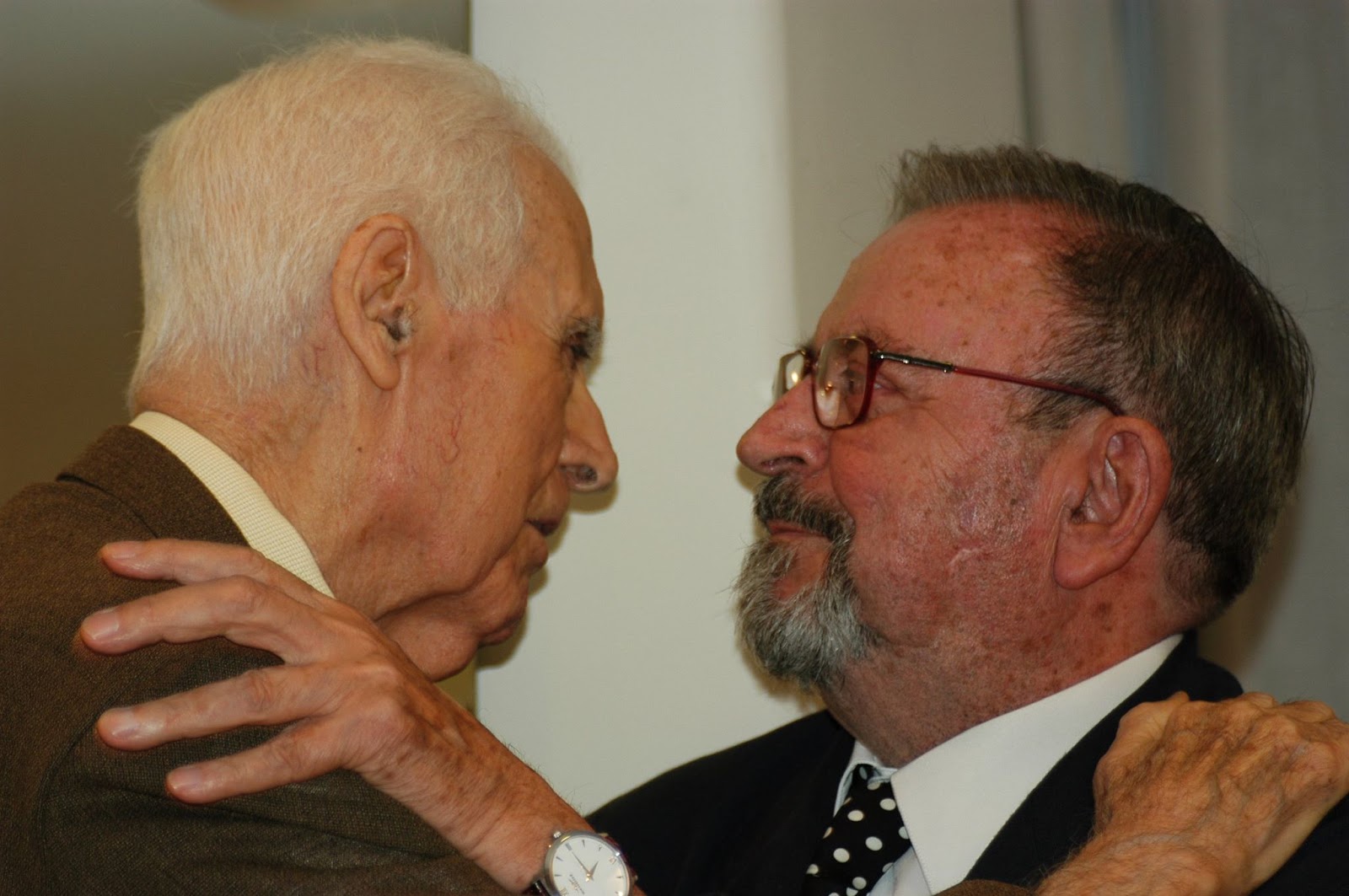 Vicente Ramos en el Centenario de su nacimiento Vicente Ramos abraza a