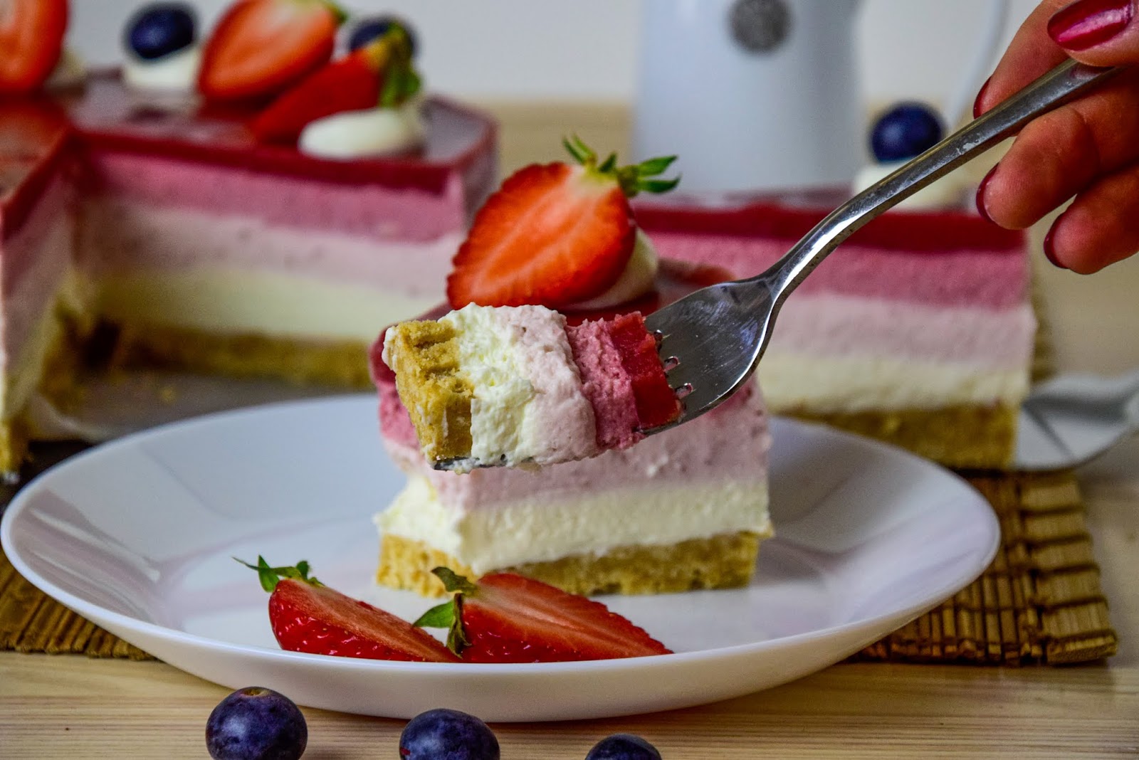 kiras_bakery: No-bake Strawberry Cake/ Ombre Erdbeertorte/ ohne backen