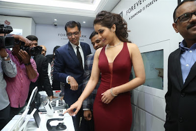 actress-rashi-khanna-launches-forevermark-diamonds-at-manepally-jewellers-photos-5e7d457