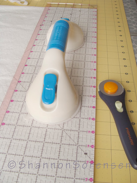 how to cut fabric straight without ruler slipping